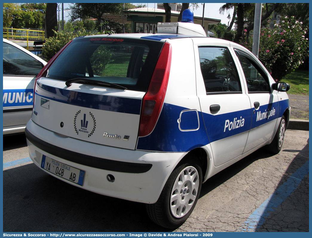 Polizia Locale YA048AB
Polizia Municipale
Comune di Gambettola
Fiat Punto II serie
(variante)
Parole chiave: Polizia;Locale;Municipale;Gambettola;Fiat;Punto