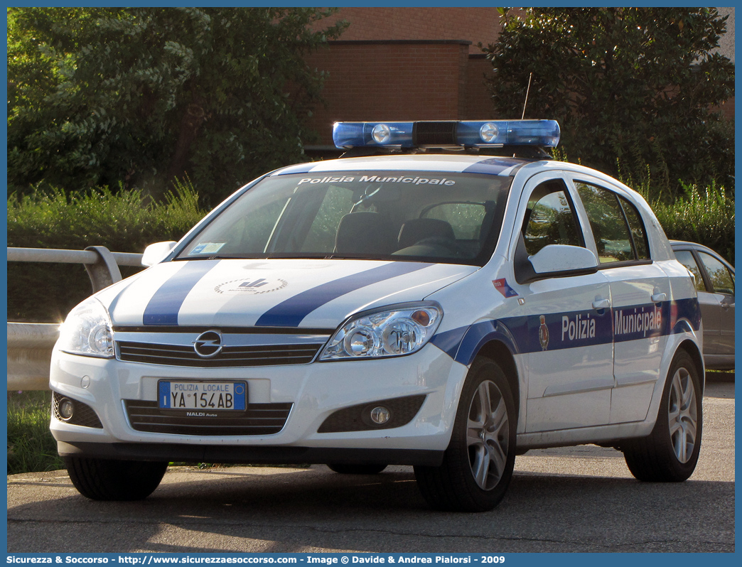 Polizia Locale YA154AB
Polizia Municipale
Comune di Imola
Opel Astra III serie
Allestitore Focaccia Group S.r.l.
Parole chiave: Polizia;Locale;Municipale;Imola;Opel;Astra;YA154AB;YA 154 AB;Focaccia