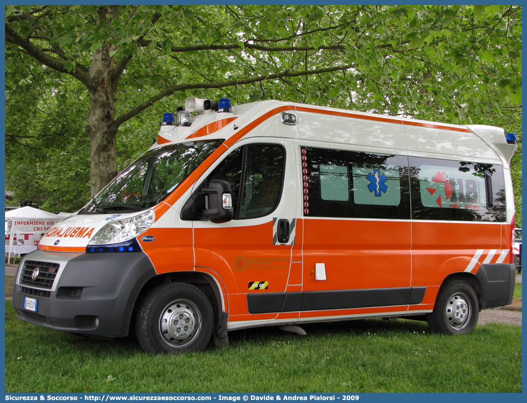 FO 09
118 Romagna Soccorso
Ambito Territoriale di Forlì
Fiat Ducato III serie
Allestitore Aricar S.p.A.
Parole chiave: 118;Romagna;Soccorso;Forlì;Ambulanza;Fiat;Ducato;Aricar