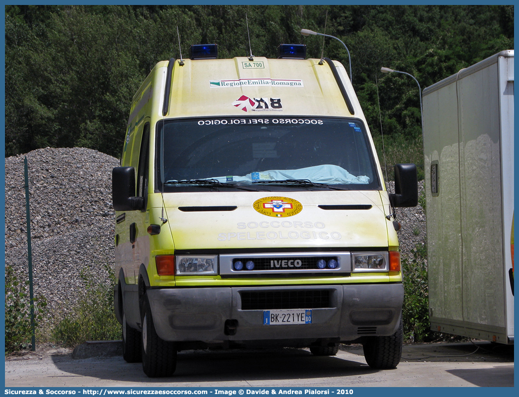 SA 700
Corpo Nazionale
Soccorso Alpino e Speleologico
Zona Speleologica
XII Emilia Romagna
Iveco Daily III serie
Parole chiave: CNSAS;C.N.S.A.S.;Corpo;Nazionale;Soccorso;Alpino;Speleologico;Emilia;Romagna;SAER;S.A.E.R.;Iveco;Daily