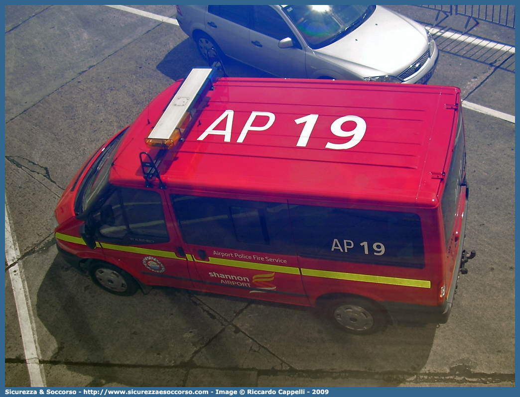 AP19
Republic of Ireland
Poblacht na Héireann
Airport Fire & Rescue Service
Seirbhís Doiteán an t-Aerfoirt
Shannon Airport
Aerfort na Sionainne
Ford Tourneo
Parole chiave: Republic;Ireland;Poblacht na Héireann;Airport;Fire;Rescue;Service;Seirbhís Doiteán an t-Aerfoirt;Shannon;Aerfort na Sionainne;Ford;Tourneo