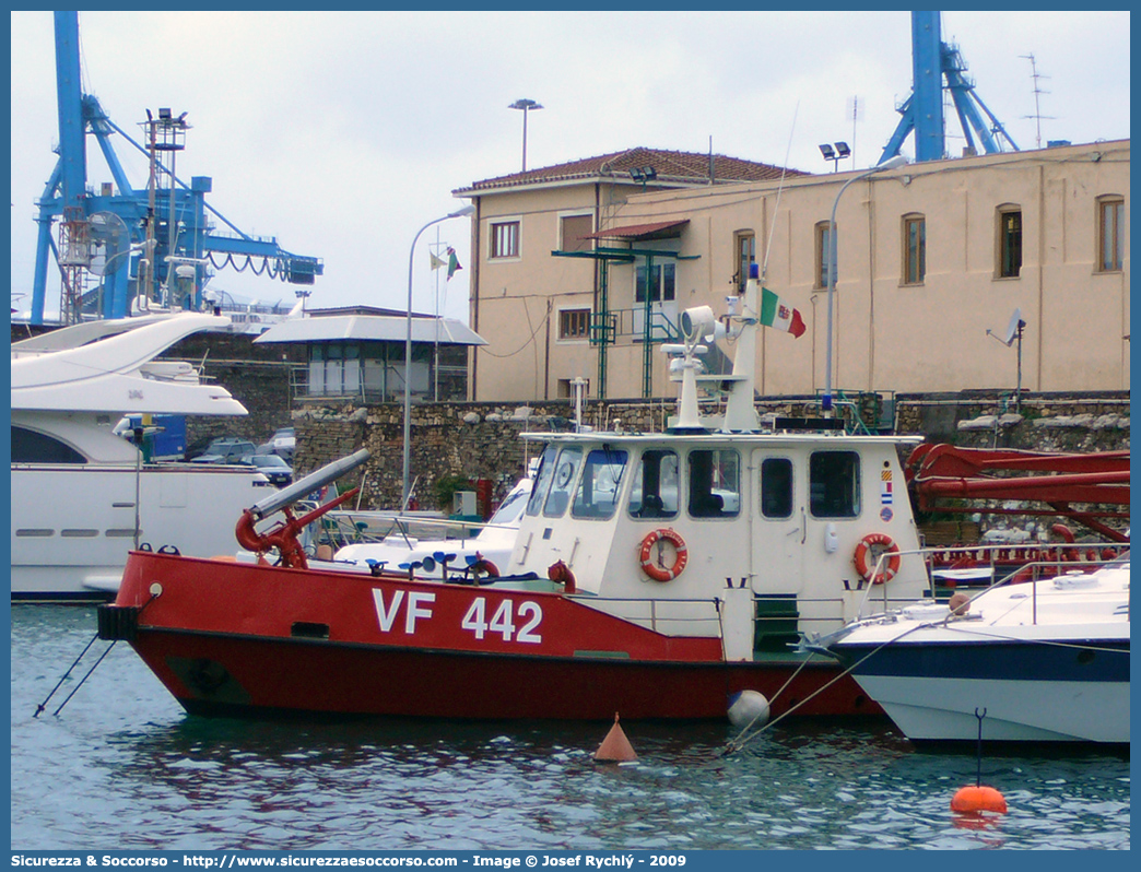 VF 442 "Bergamino Remo"
Corpo Nazionale Vigili del Fuoco
Nucleo Portuale
MotoBarcaPompa Classe 400
Parole chiave: Corpo;Nazionale;Vigili del Fuoco;Vigili;Fuoco;MotoBarcaPompa;Classe 400;Portuale;Navale;Nautica;Nautico;Nautici;Porti;Imbarcazione