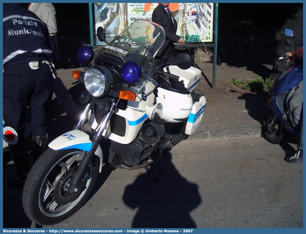 -
Polizia Municipale
Comune di Genova
Bmw K75
Parole chiave: Polizia;Municipale;Locale;Genova;Bmw;K75