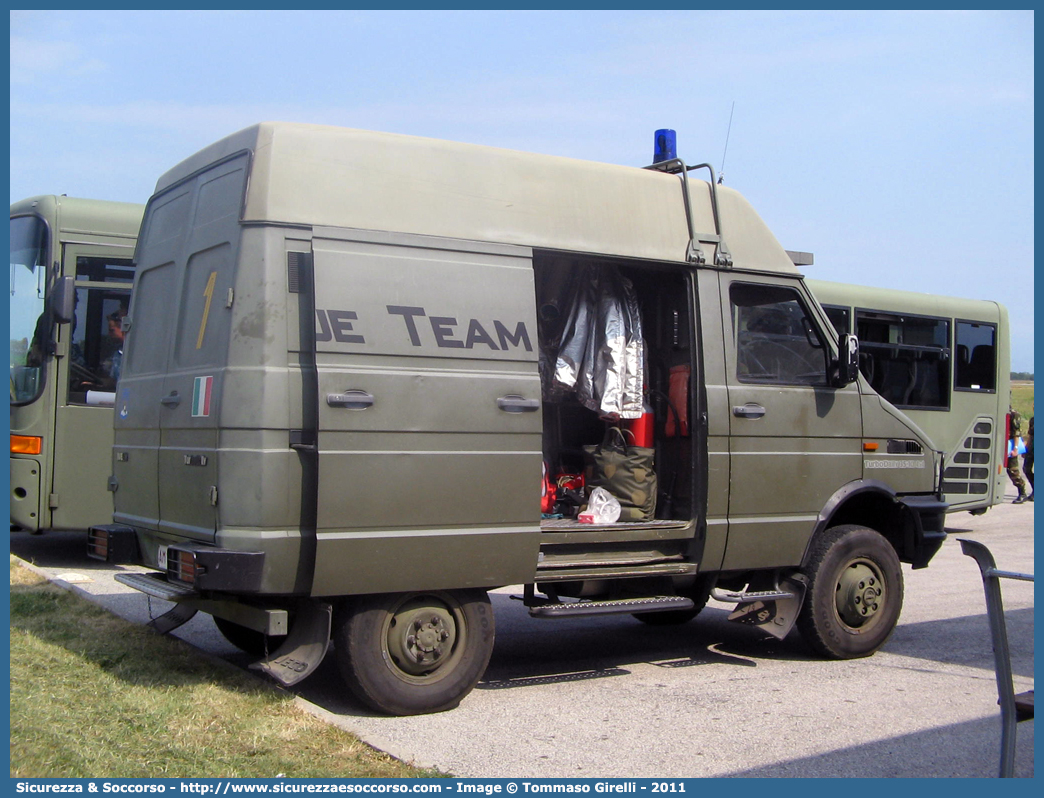 AM 19821
Aeronautica Militare Italiana
Servizio Antincendio
Iveco Daily 35-10 4x4 II serie
Parole chiave: A.M.I.;AMI;Aeronautica;Militare;Italiana;Servizio;Antincendio;Iveco;Daily;35-10;35.10;35;10;4x4