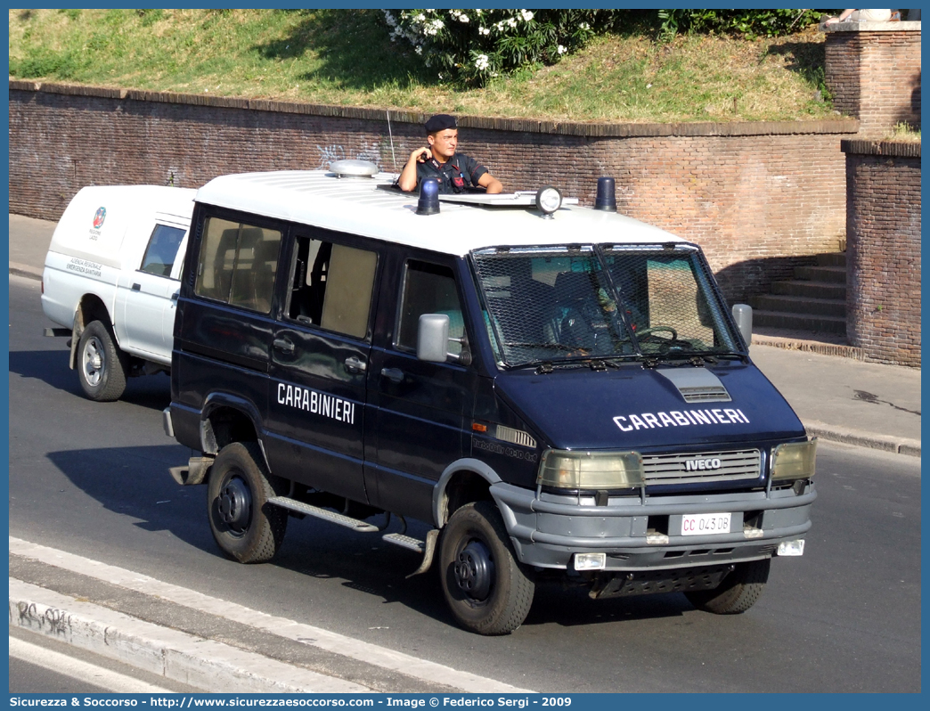 CC 043DB
Arma dei Carabinieri
Battaglioni Mobili
Iveco TurboDaily 40-10 4x4 II serie
Parole chiave: CC;C.C.;Arma;dei;Carabinieri;Battaglioni;Battaglione;Mobili;Mobile;Iveco;TurboDaily;Daily;40-10;4x4;40.10;40;10;Ordine;Pubblico