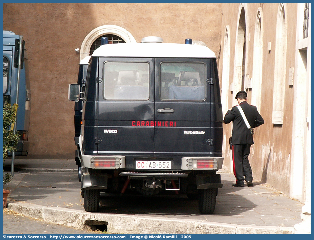 CC AB652
Arma dei Carabinieri
Battaglioni Mobili
Iveco TurboDaily 40-10 4x4 II serie
Parole chiave: CC;C.C.;Arma;dei;Carabinieri;Battaglioni;Battaglione;Mobili;Mobile;Iveco;TurboDaily;Daily;40-10;4x4;40.10;40;10;Ordine;Pubblico