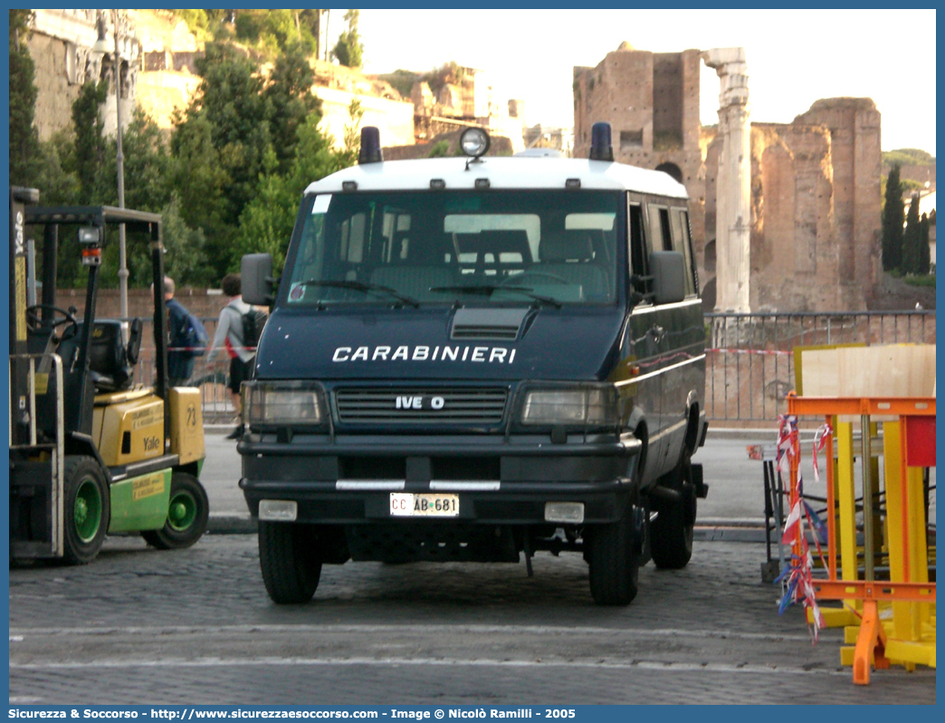 CC AB681
Arma dei Carabinieri
Battaglioni Mobili
Iveco TurboDaily 40-10 4x4 II serie
Parole chiave: CC;C.C.;Arma;dei;Carabinieri;Battaglioni;Battaglione;Mobili;Mobile;Iveco;TurboDaily;Daily;40-10;4x4;40.10;40;10;Ordine;Pubblico