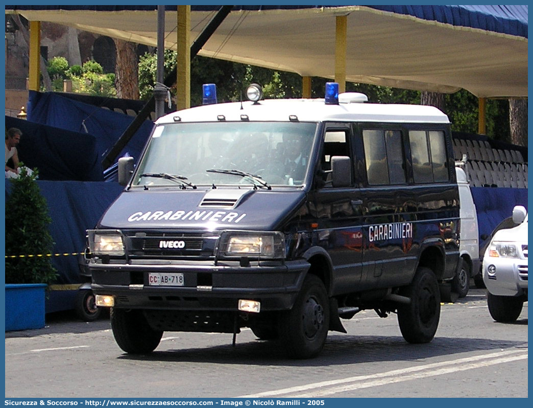 CC AB718
Arma dei Carabinieri
Battaglioni Mobili
Iveco TurboDaily 40-10 4x4 II serie
Parole chiave: CC;C.C.;Arma;dei;Carabinieri;Battaglioni;Battaglione;Mobili;Mobile;Iveco;TurboDaily;Daily;40-10;4x4;40.10;40;10;Ordine;Pubblico