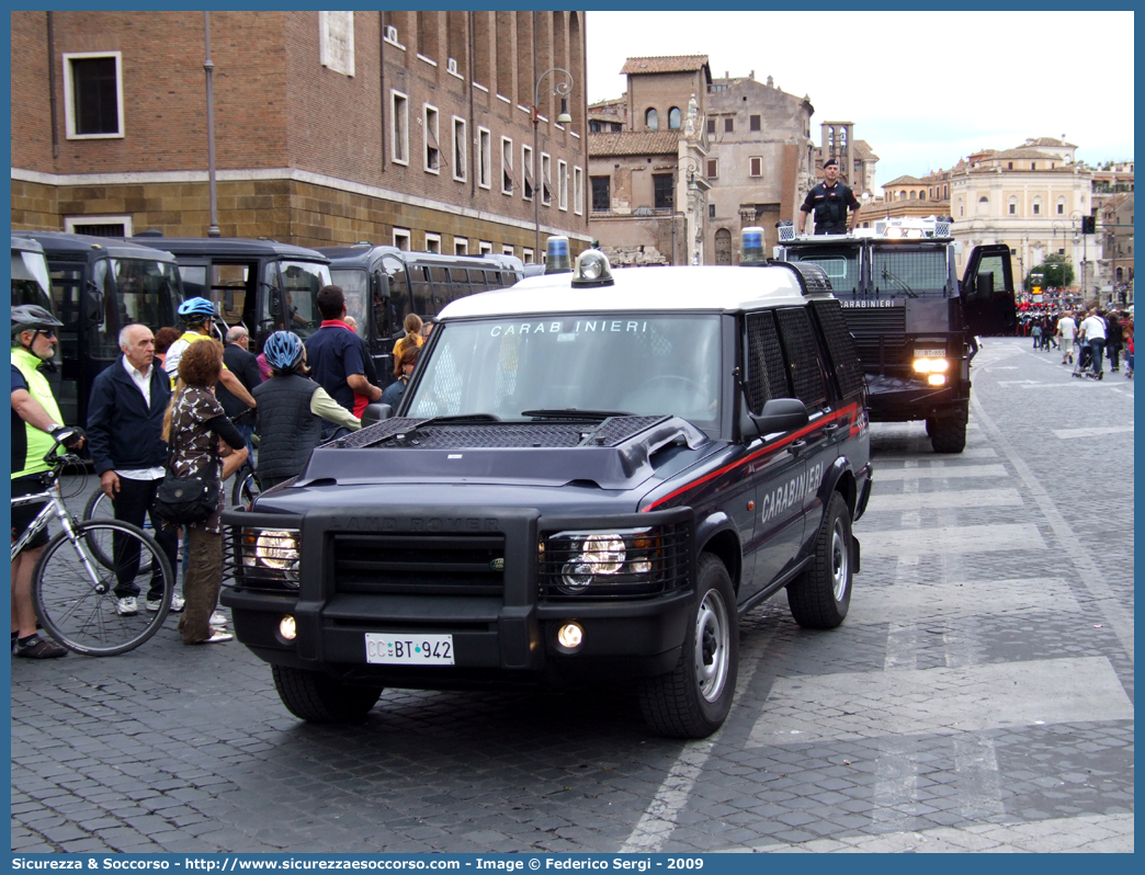 CC BT942
Arma dei Carabinieri
Battaglioni Mobili
Land Rover Discovery II serie Restyling
Parole chiave: CC;C.C.;Arma;dei;Carabinieri;Battaglioni;Battaglione;Mobili;Land Rover;Discovery;Ordine;Pubblico;Blindato