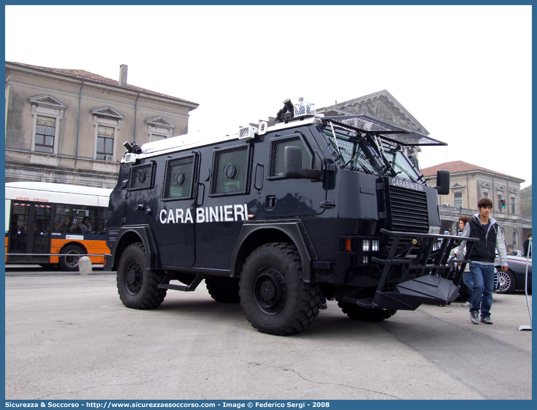 CC BU018
Arma dei Carabinieri
Battaglioni Mobili
BAE Systems Iveco RG12
Parole chiave: CC;C.C.;Arma;dei;Carabinieri;Battaglioni;Mobili;Iveco;BAE;Systems;RG12;Blindato;Ordine;Pubblico