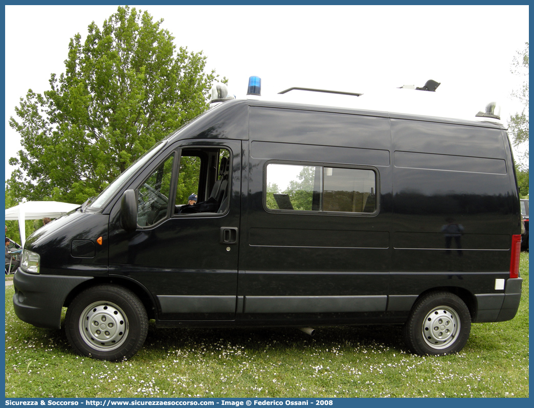 CC BV978
Arma dei Carabinieri
Fiat Ducato II serie restyling
Stazione Mobile
Allestitore Elevox S.r.l.
(variante)
Parole chiave: CC;C.C.;Arma;Carabinieri;Fiat;Ducato;Stazione;Mobile;Elevox