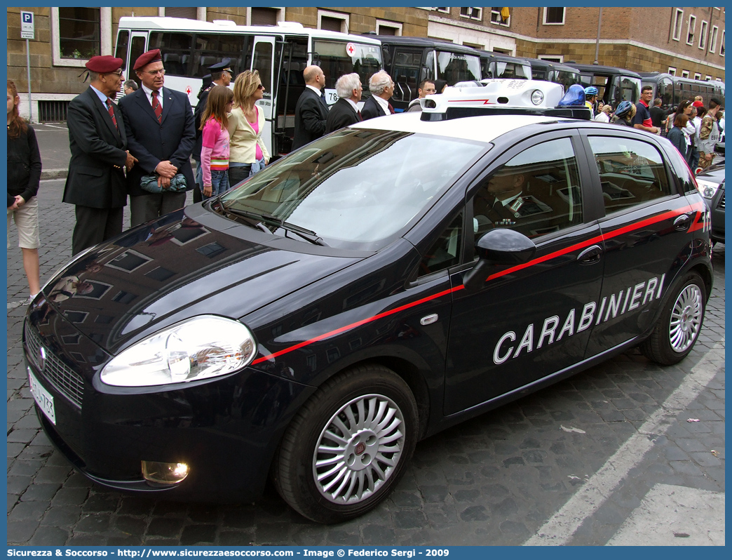 CC CJ733
Arma dei Carabinieri
Fiat Grande Punto
(con sistema E.V.A.)
Parole chiave: CC;C.C.;Arma;Carabinieri;Fiat;Grande;Punto;sistema;EVA;E.V.A.;CJ733