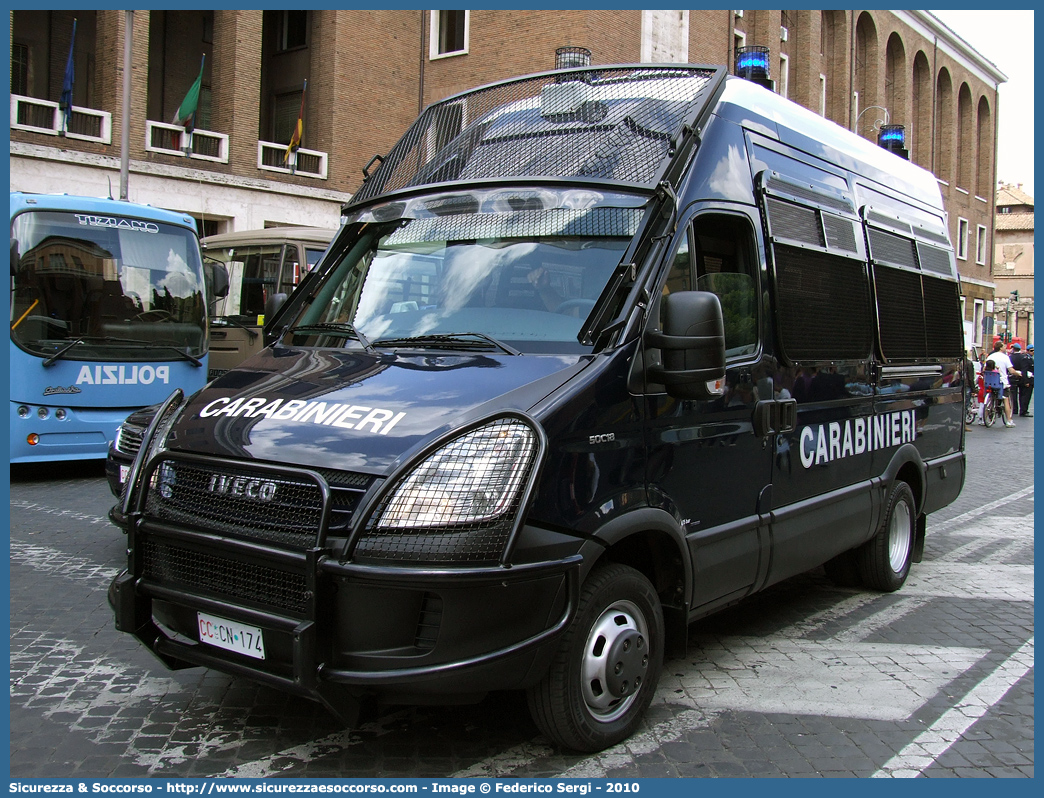 CC CN174
Arma dei Carabinieri
Battaglioni Mobili
Iveco Daily 50C18 IV serie
Parole chiave: CC;C.C.;Arma;Carabinieri;Battaglioni;Mobili;Battaglione;Mobile;Iveco;Daily;50C18;Blindato;Ordine;Pubblico