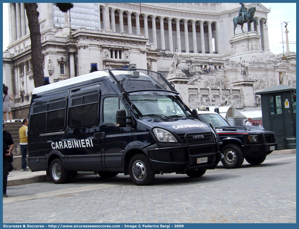 CC CN174
Arma dei Carabinieri
Battaglioni Mobili
Iveco Daily 50C18 IV serie
Parole chiave: CC;C.C.;Arma;Carabinieri;Battaglioni;Mobili;Battaglione;Mobile;Iveco;Daily;50C18;Blindato;Ordine;Pubblico