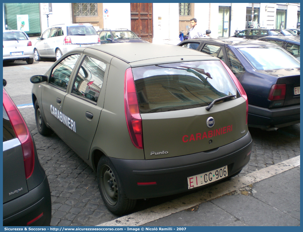 EI CG906
Arma dei Carabinieri
Reparto Carabinieri presso l'Esercito Italiano
Fiat Punto III serie
Parole chiave: EI;E.I.;CC;C.C.;Arma;dei;Carabinieri;Reparto;Esercito;Italiano;Fiat;Punto