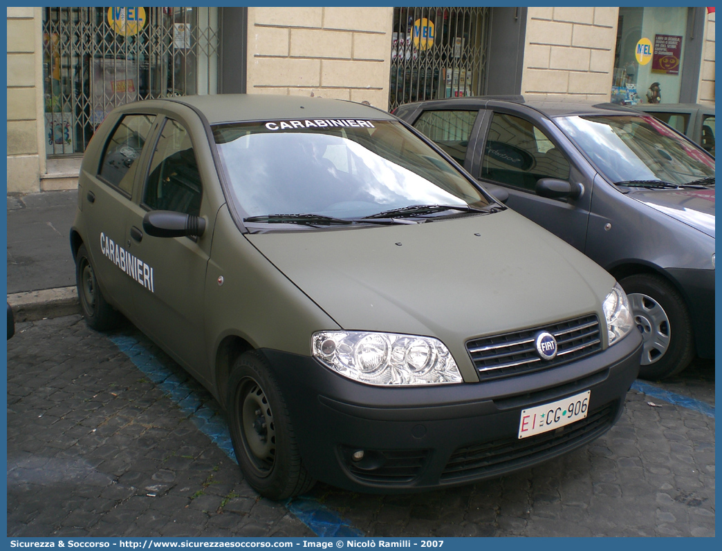 EI CG906
Arma dei Carabinieri
Reparto Carabinieri presso l'Esercito Italiano
Fiat Punto III serie
Parole chiave: EI;E.I.;CC;C.C.;Arma;dei;Carabinieri;Reparto;Esercito;Italiano;Fiat;Punto