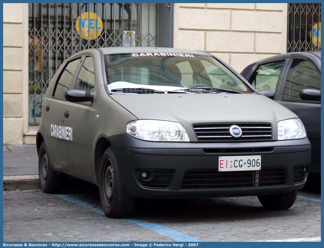 EI CG906
Arma dei Carabinieri
Reparto Carabinieri presso l'Esercito Italiano
Fiat Punto III serie
Parole chiave: EI;E.I.;CC;C.C.;Arma;dei;Carabinieri;Reparto;Esercito;Italiano;Fiat;Punto