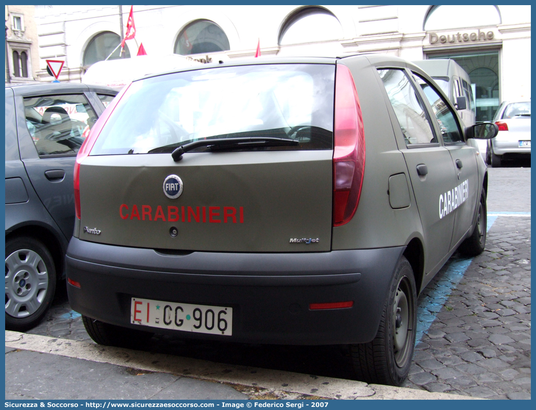 EI CG906
Arma dei Carabinieri
Reparto Carabinieri presso l'Esercito Italiano
Fiat Punto III serie
Parole chiave: EI;E.I.;CC;C.C.;Arma;dei;Carabinieri;Reparto;Esercito;Italiano;Fiat;Punto