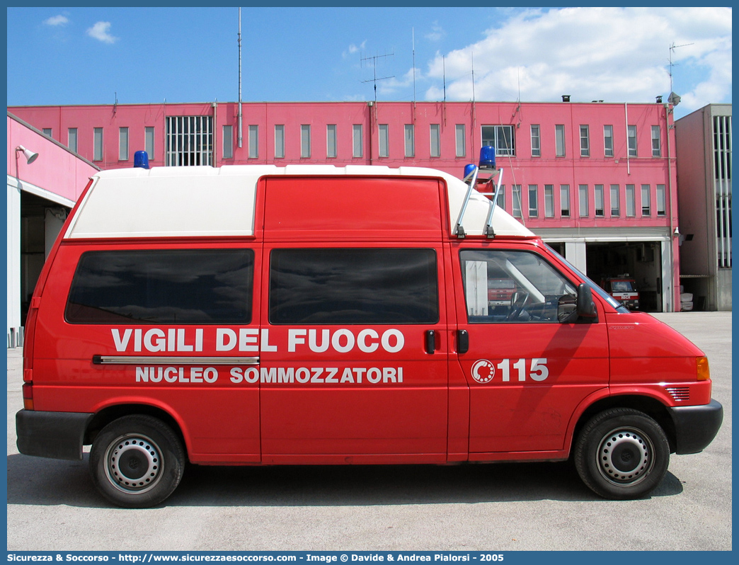 VF 21271
Corpo Nazionale Vigili del Fuoco
Nucleo Soccorso Subacqueo e Acquatico
Volkswagen Transporter T4
Parole chiave: Corpo;Nazionale;Vigili del Fuoco;Vigili;Fuoco;Volkswagen;Transporter;T4;NSSA;N.S.S.A.;Soccorso;Subacqueo;Acquatico;Sommozzatori;Subacquei