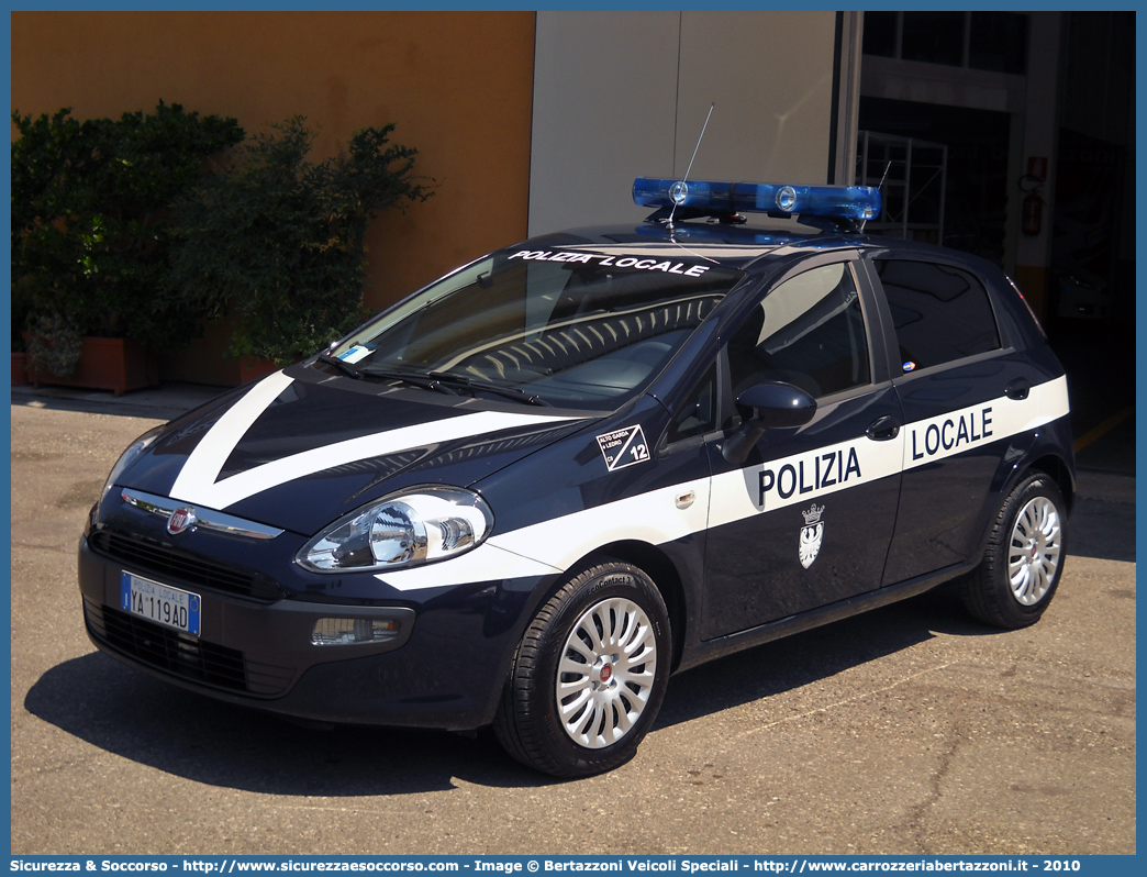 Polizia Locale YA119AD
Polizia Locale
Corpo Intercomunale
Alto Garda e Ledro
Fiat Punto Evo
Allestitore Bertazzoni S.r.l.
Parole chiave: Polizia;Locale;Municipale;Alto Garda;Ledro;Riva del Garda;Arco;Drena;Dro;Nago;Torbole;Tenno;Fiat;Punto Evo;YA119AD;YA 119 AD;Bertazzoni