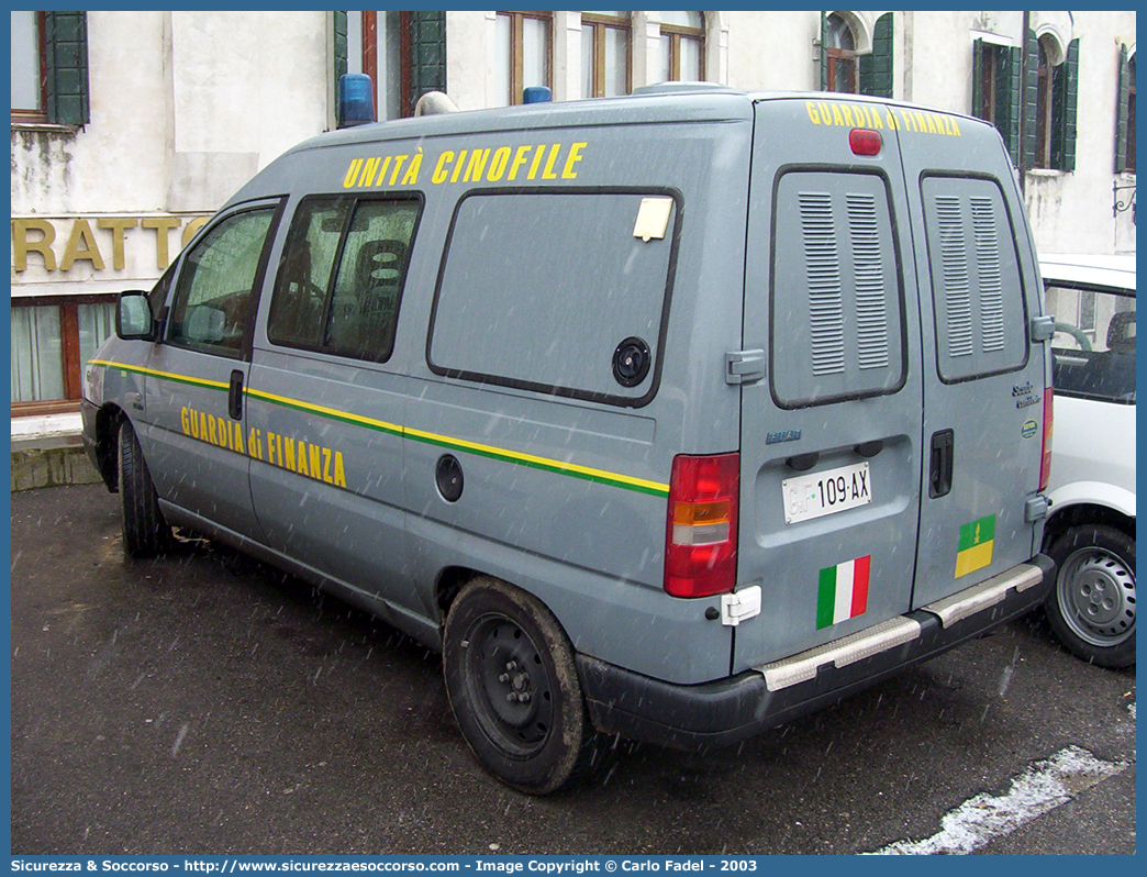 GdiF 109AX
Guardia di Finanza
Servizio Cinofilo
Fiat Scudo I serie
Parole chiave: GdiF;G.D.F.;GDF;Guardia di Finanza;Servizio Cinofilo;Fiat;Scudo I serie;109AX