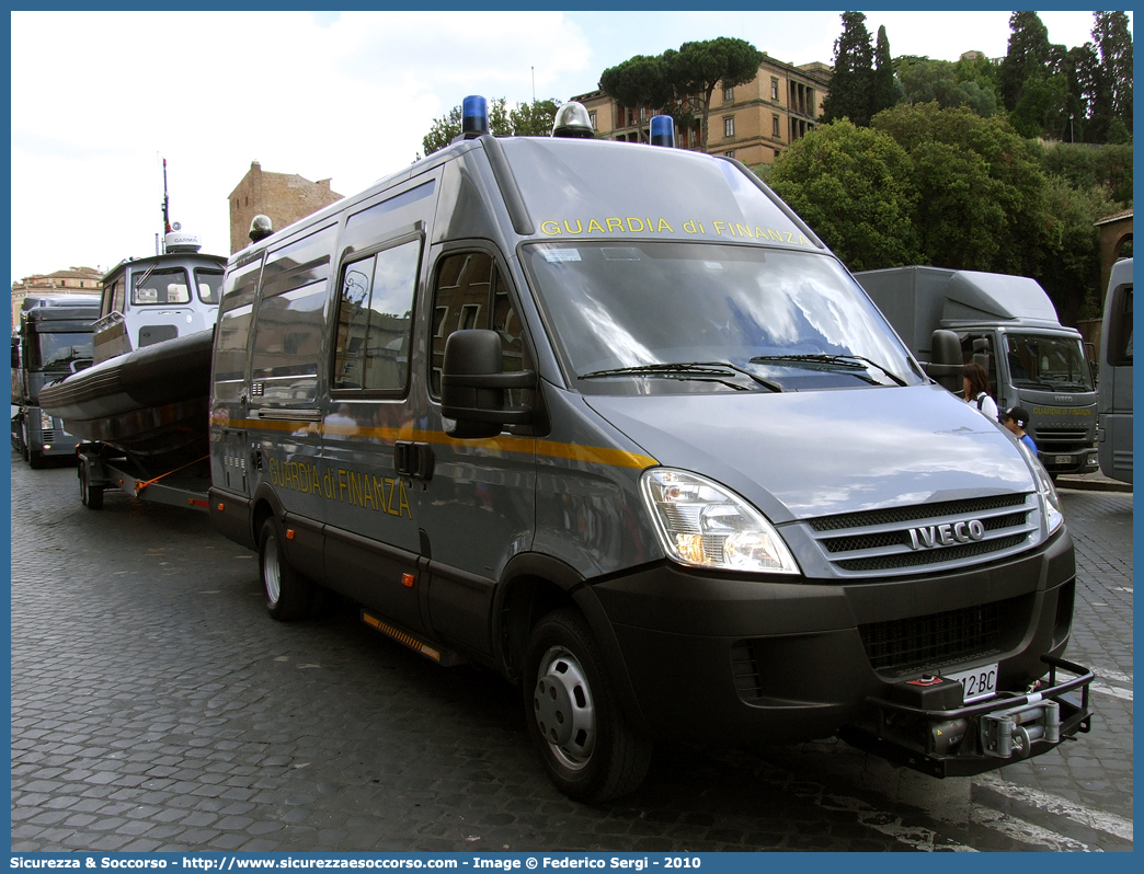 GdiF 412BC
Guardia di Finanza
R.O.A.N. Sommozzatori
Iveco Daily 50C18 IV serie
Allestitore Elevox S.r.l.
Parole chiave: GdiF;G.D.F.;GDF;Guardia di Finanza;R.O.A.N.;ROAN;Sommozzatori;Iveco;Daily;50C18;Elevox;412BC