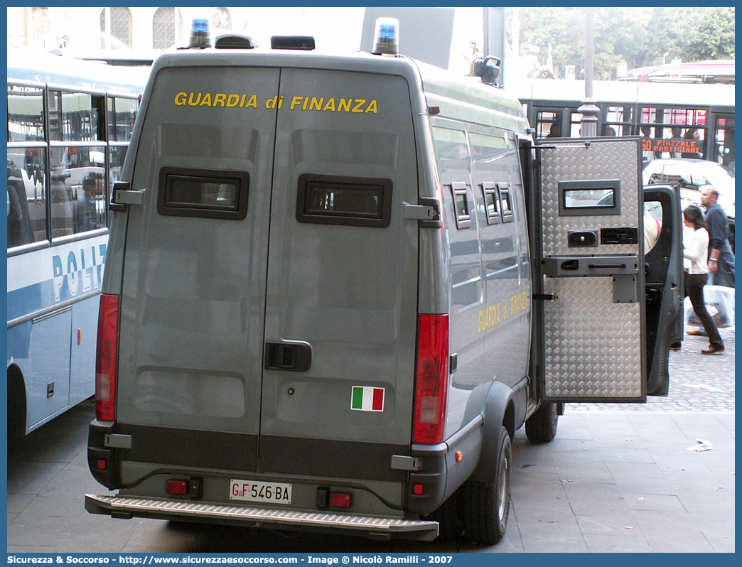 GdiF 564BA
Guardia di Finanza
Iveco Daily 65C15 III serie Blindato
A.T.P.I.
Allestitore Repetti S.r.l.
Parole chiave: GdiF;G.D.F.;GDF;Guardia;di;Finanza;Iveco;Daily;65C15;Blindato;Repetti;A.T.P.I.;ATPI;Anti;Terrorismo;Pronto;Impiego