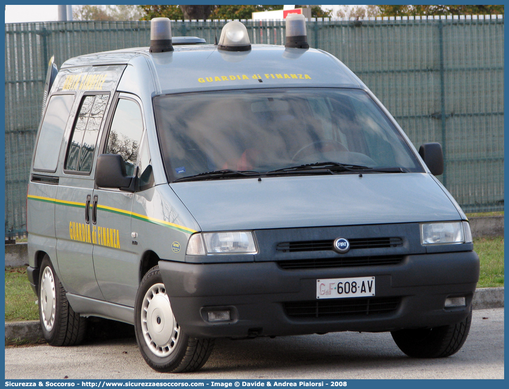 GdiF 608AV
Guardia di Finanza
Servizio Cinofilo
Fiat Scudo I serie
Parole chiave: GdiF;G.D.F.;GDF;Guardia di Finanza;Servizio Cinofilo;Fiat;Scudo I serie;608AV