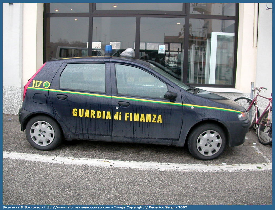 GdiF 833AV
Guardia di Finanza
Fiat Punto II serie
Parole chiave: GdiF;G.D.F.;GDF;Guardia di Finanza;Fiat;Punto II serie;833AV