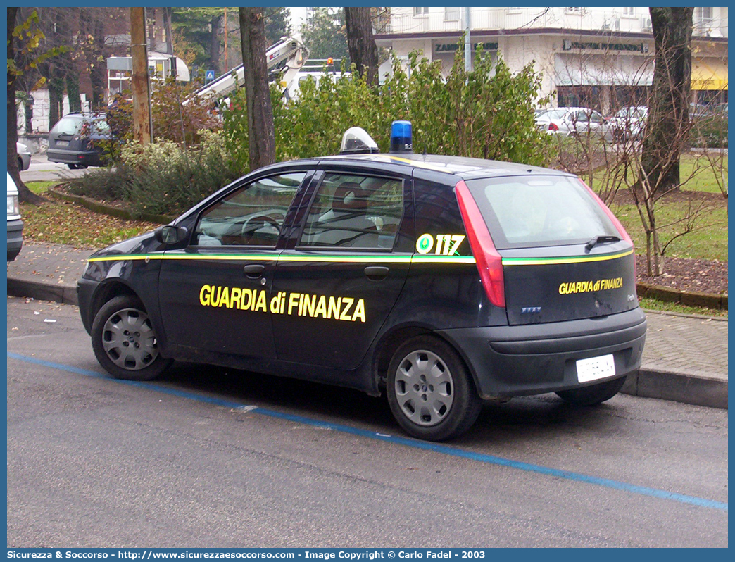 GdiF 864AV
Guardia di Finanza
Fiat Punto II serie
Parole chiave: GdiF;G.D.F.;GDF;Guardia di Finanza;Fiat;Punto II serie;864AV