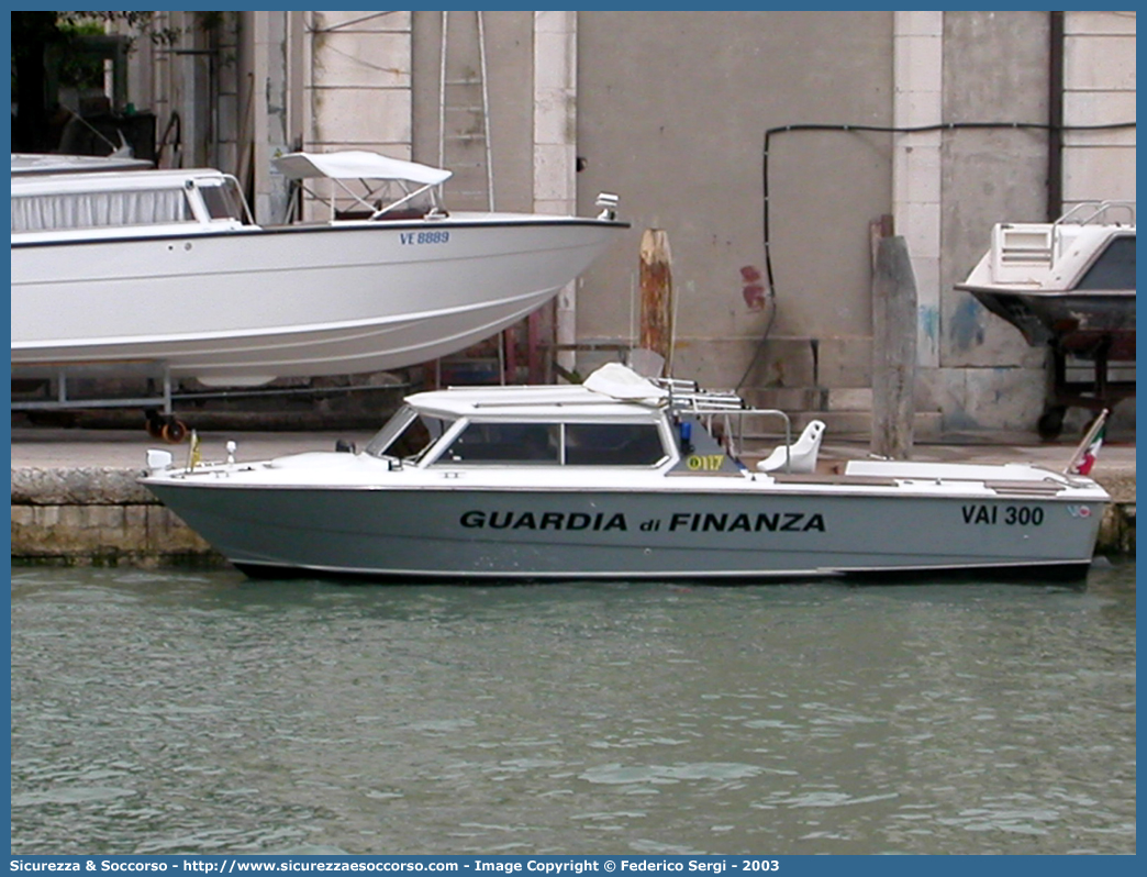 V.A.I. 300
Guardia di Finanza
R.O.A.N. Componente Navale
Vedetta Acque Interne Classe 300
Parole chiave: GdiF;G.D.F.;GDF;Guardia di Finanza;R.O.A.N.;ROAN;Componente Navale;Vedetta Acque Interne;Classe 300;VAI;300