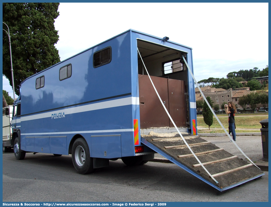 Polizia 70444
Polizia di Stato
Polizia a Cavallo
Iveco 175-24
Parole chiave: Polizia di Stato;Polizia;PS;Polizia a Cavallo;Iveco;175-24;70444