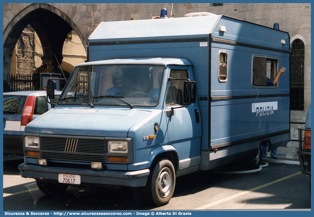 Polizia 70617
Polizia di Stato
Fiat Ducato I serie CM4
Allestitore Orlandi S.r.l.
Parole chiave: Polizia di Stato;Polizia;PS;Fiat;Ducato I serie CM4;Orlandi;70617