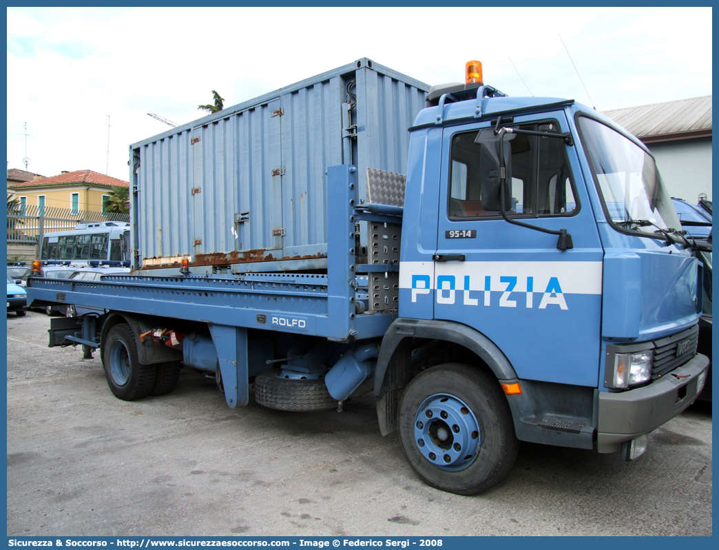 Polizia 74138
Polizia di Stato
Iveco Zeta 95-14
Allestitore Rolfo S.p.A.
Parole chiave: PS;P.S.;Polizia;di;Stato;Iveco;Zeta;95-14;Carroattrezzi;Carro Attrezzi;Rolfo