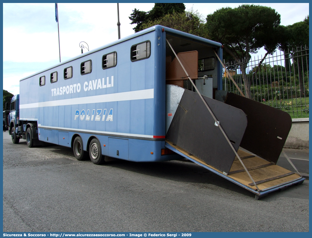 Polizia 78501
Polizia di Stato
Polizia a Cavallo
Iveco 190-42 TurboStar
Parole chiave: PS;P.S.;Polizia;di;Stato;Cavallo;Iveco;190-42;190;42;190.42;TurboStar;Carrozzeria;Alessi