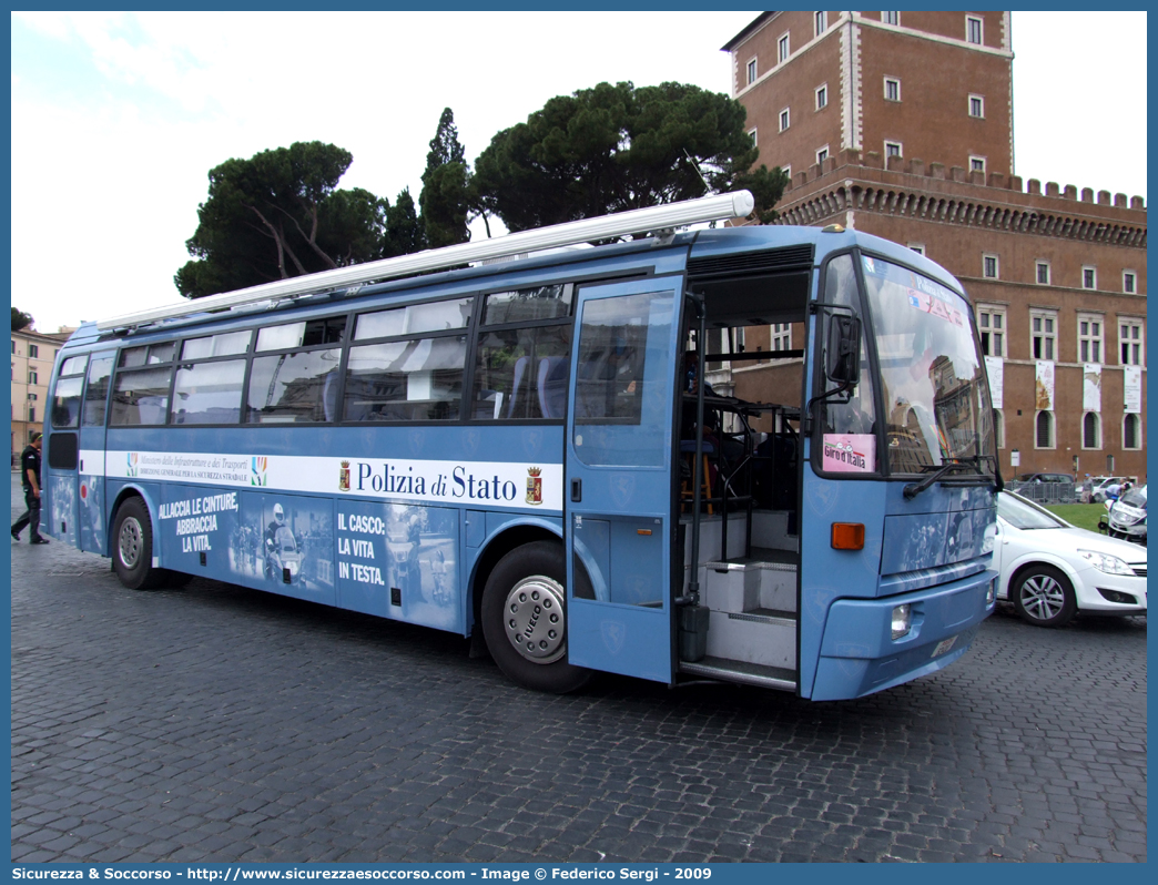 Polizia B2400
Polizia di Stato
Polizia Stradale
Iveco 370SE "Pullman Azzurro"
(I variante)
Parole chiave: Polizia;Stato;Polizia di Stato;Stradale;Iveco;370SE;Pullman Azzurro;B2400