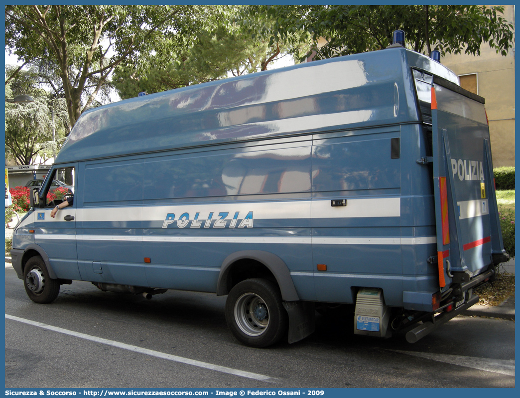 Polizia B2460
Polizia di Stato
Polizia Stradale
Iveco Daily 59-12 II serie
(variante)
Parole chiave: Polizia;Stato;Polizia di Stato;Stradale;Iveco;Daily;59-12;59 - 12