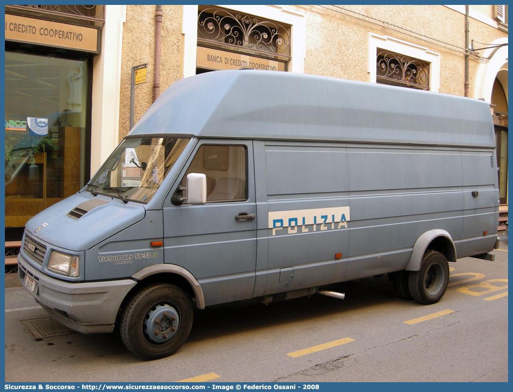 Polizia B2475
Polizia di Stato
Iveco Daily 59-12 II serie
Parole chiave: Polizia di Stato;Polizia;PS;Iveco;Daily 59-12 II serie;B2475