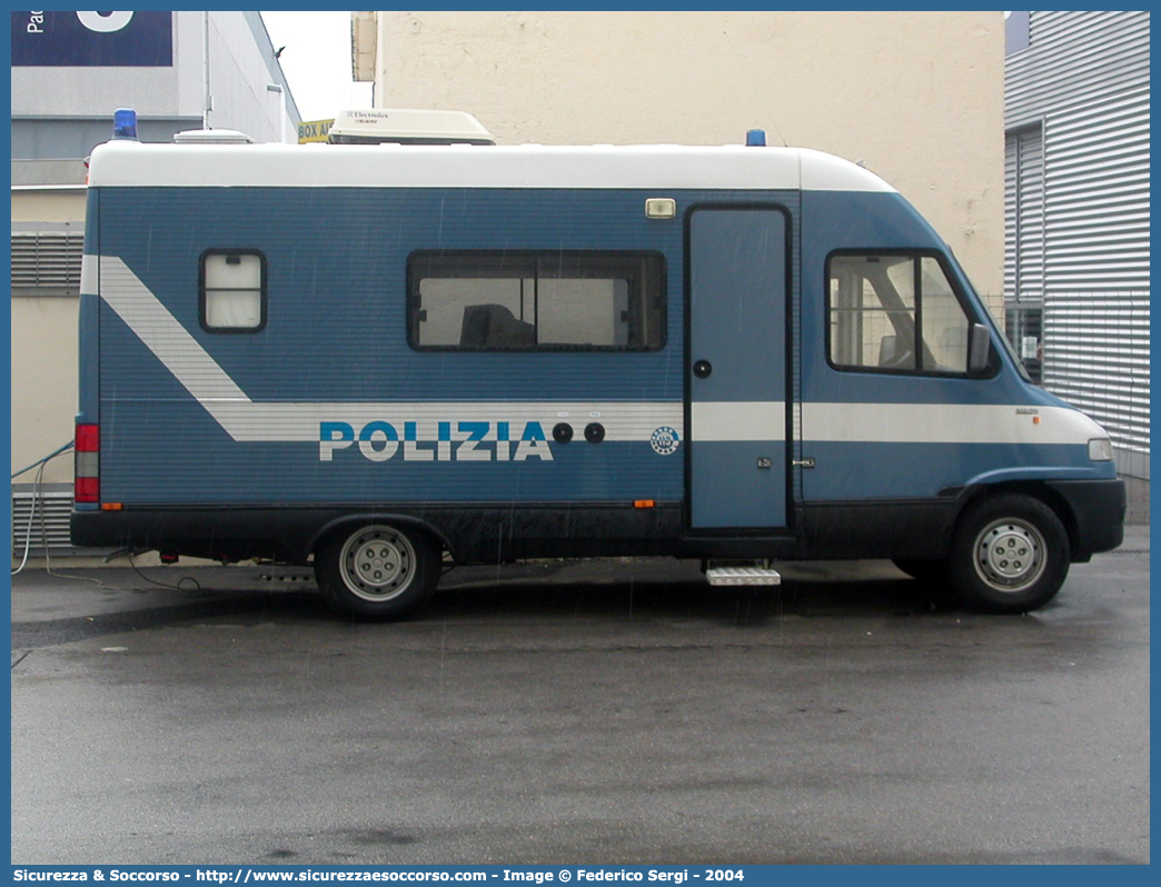 Polizia B6640
Polizia di Stato
Fiat Ducato II serie CM22N
Allestitore Orlandi S.r.l.

Parole chiave: PS;P.S.;Polizia;di;Stato;Pubblica;Sicurezza;Fiat;Ducato;CM22N;Orlandi;Stazione;Ufficio;Mobile