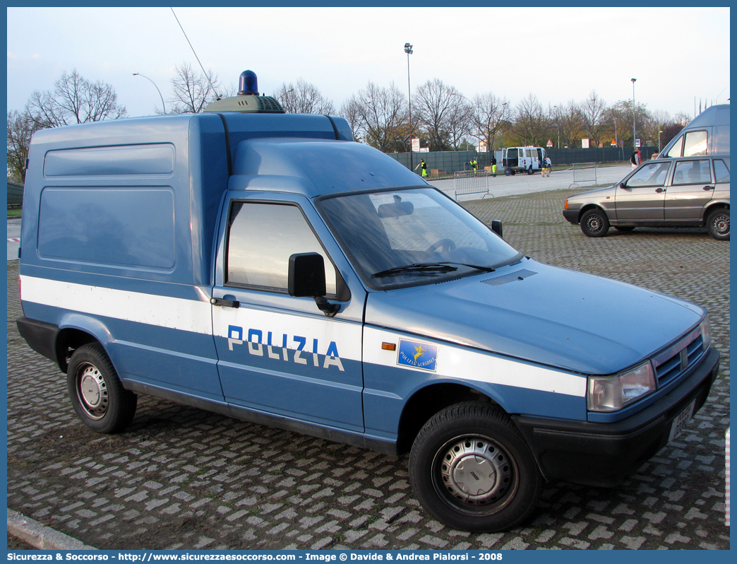 Polizia D2082
Polizia di Stato
Polizia Stradale
Fiat Fiorino III serie
Parole chiave: Polizia;Stato;Polizia di Stato;Stradale;Fiat;Fiorino;D2082