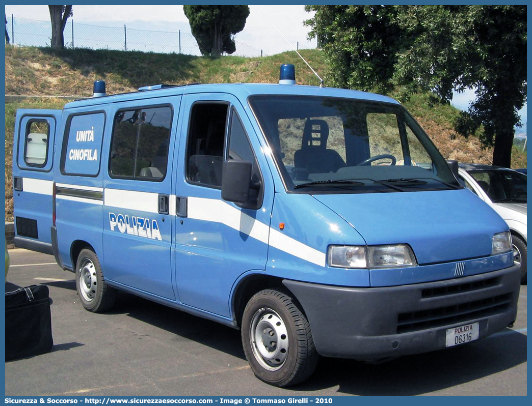 Polizia D6316
Polizia di Stato
Servizio Cinofili
Fiat Ducato II serie
Allestitore Elevox S.r.l.
Parole chiave: PS;P.S.;Polizia;di;Stato;Servizio;Cinofili;Unità;Cinofila;Cinofile;Fiat;Ducato;Elevox