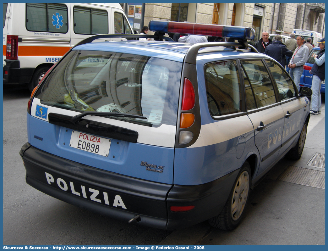 Polizia E0898
Polizia di Stato
Polizia Stradale
Fiat Marea Weekend
Parole chiave: Polizia di Stato;Polizia;PS;Polizia Stradale;Fiat;Marea Weekend;E0898