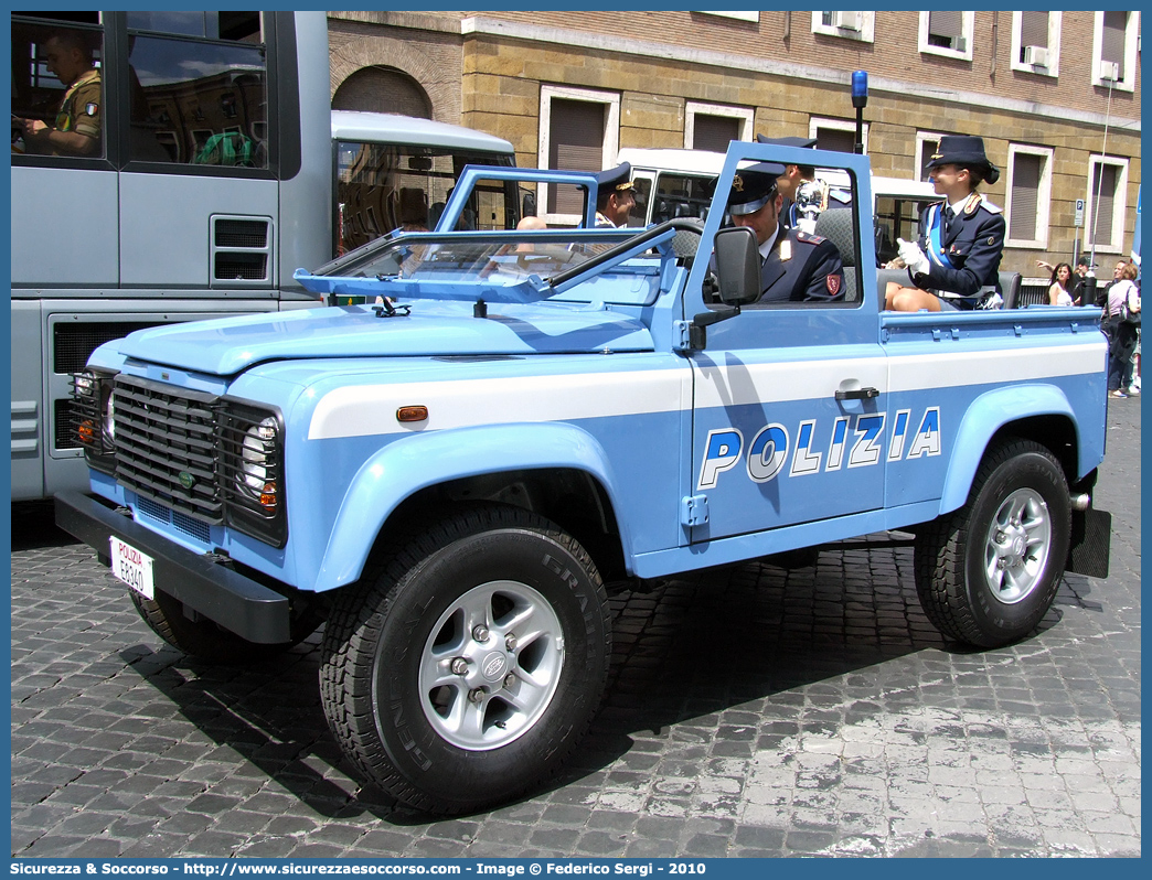 Polizia E8340
Polizia di Stato
Land Rover Defender 90
(variante)
Parole chiave: Polizia di Stato;Polizia;PS;Land Rover;Defender 90;E8340