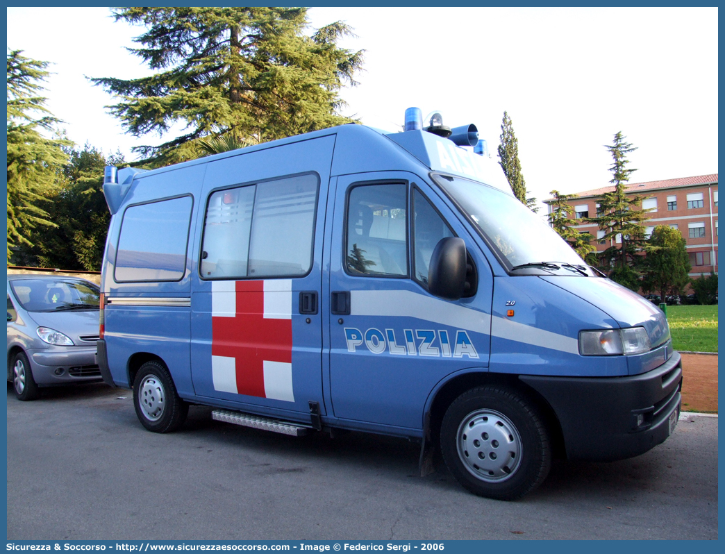 Polizia E8825
Polizia di Stato
Servizio Sanitario
Fiat Ducato II serie
Parole chiave: PS;P.S.;Polizia;di;Stato;Pubblica;Sicurezza;Servizio;Sanitario;Fiat;Ducato;Savio;Boneschi