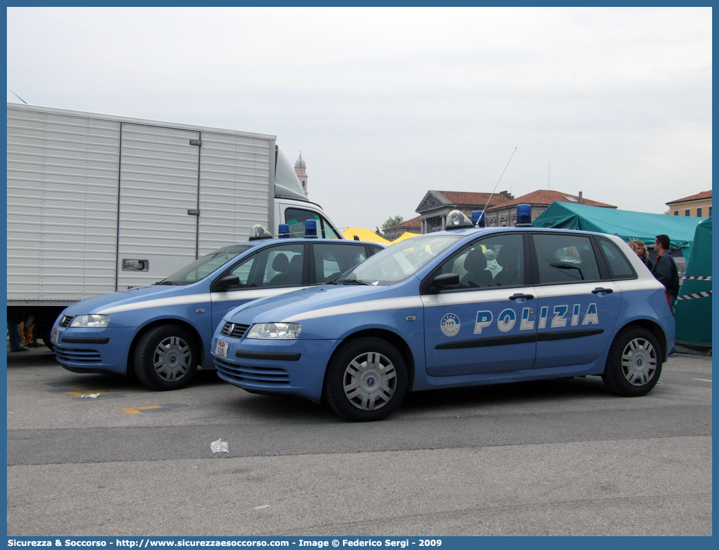 Polizia  F2194-F2195
Polizia di Stato
Fiat Stilo II serie
Parole chiave: PS;P.S.;Polizia;di;Stato;Pubblica;Sicurezza;Fiat;Stilo;F2194;F2195