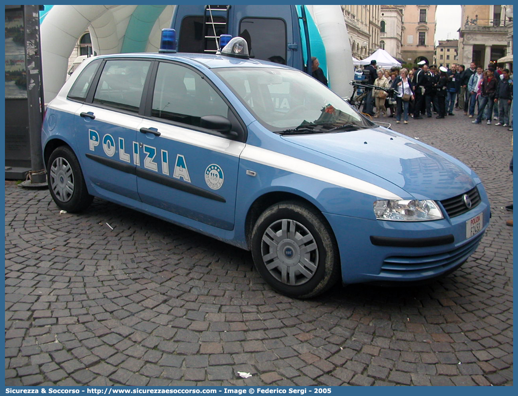 Polizia  F2453
Polizia di Stato
Fiat Stilo II serie
Parole chiave: PS;P.S.;Polizia;di;Stato;Pubblica;Sicurezza;Fiat;Stilo;F2453