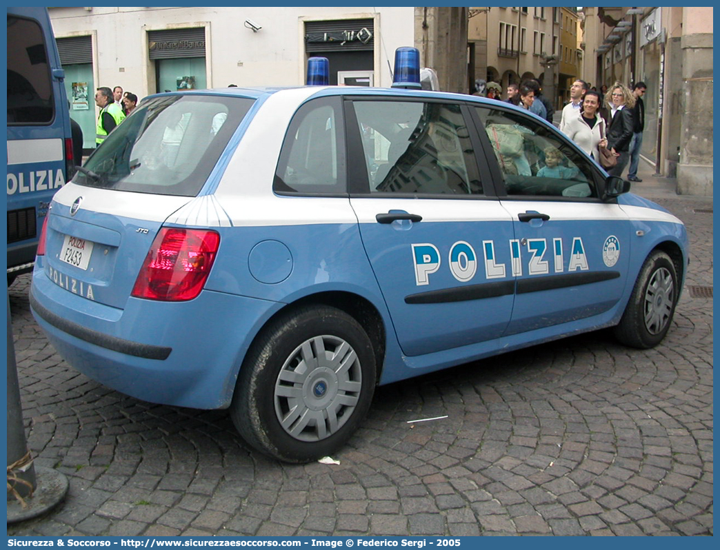 Polizia  F2453
Polizia di Stato
Fiat Stilo II serie
Parole chiave: PS;P.S.;Polizia;di;Stato;Pubblica;Sicurezza;Fiat;Stilo;F2453