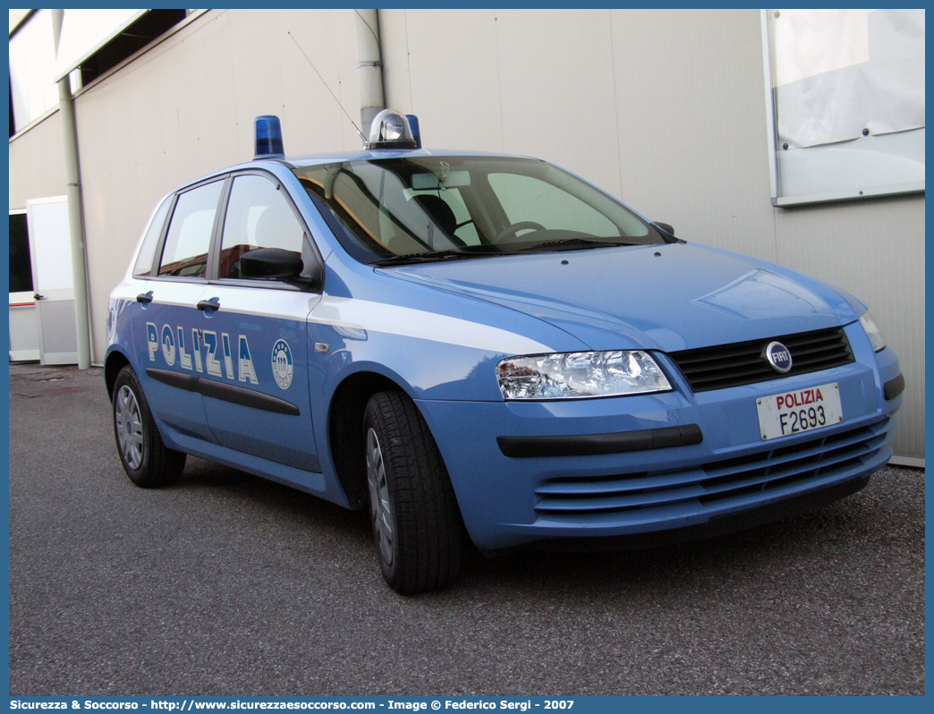 Polizia  F2693
Polizia di Stato
Fiat Stilo II serie
Parole chiave: PS;P.S.;Polizia;di;Stato;Pubblica;Sicurezza;Fiat;Stilo;F2693