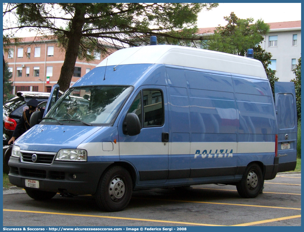 Polizia F3381
Polizia di Stato
Banda Musicale
Fiat Ducato II serie restyling
Parole chiave: Polizia di Stato;Polizia;PS;Banda Musicale;Fiat;Ducato;III serie;F3381