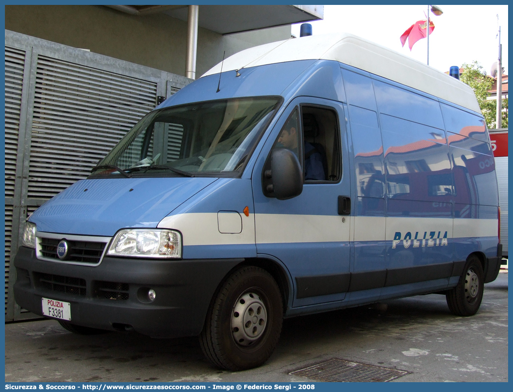 Polizia F3381
Polizia di Stato
Banda Musicale
Fiat Ducato II serie restyling
Parole chiave: Polizia di Stato;Polizia;PS;Banda Musicale;Fiat;Ducato;III serie;F3381